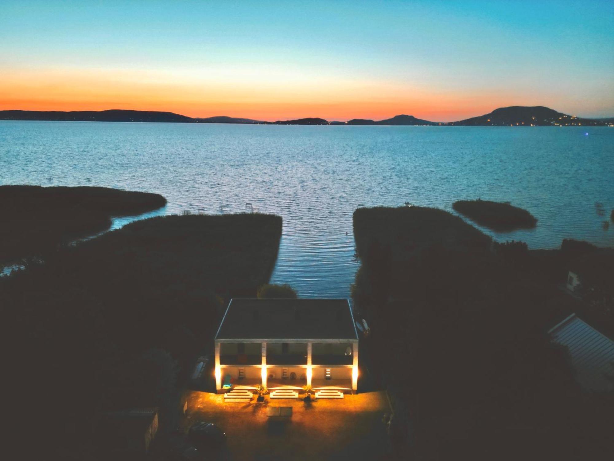Balaton A Kertben - Balaton In The Garden - Beachfront With Beautiful View, Private Vakantiehuis *