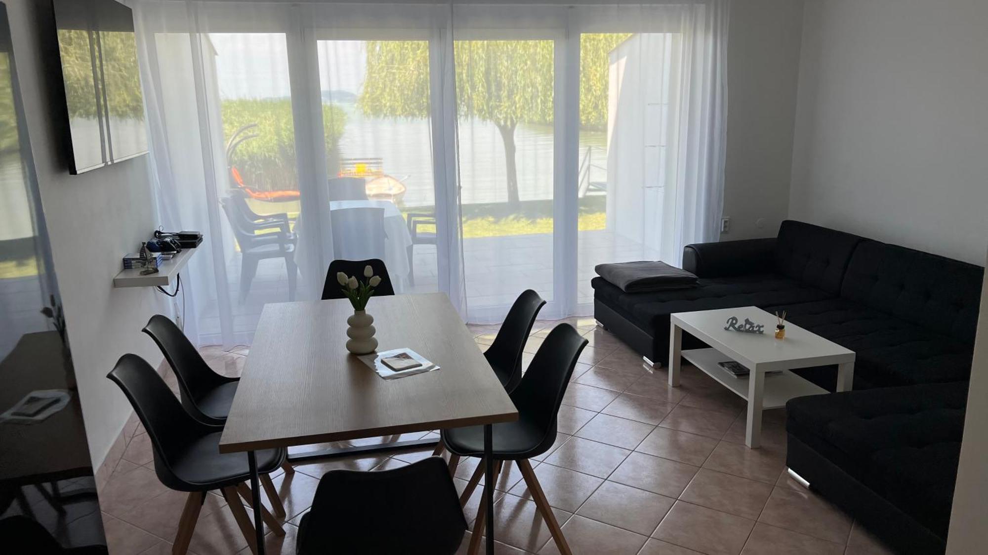 Holiday home Balaton A Kertben - Balaton In The Garden - Beachfront With Beautiful View, Private Balatonfenyves