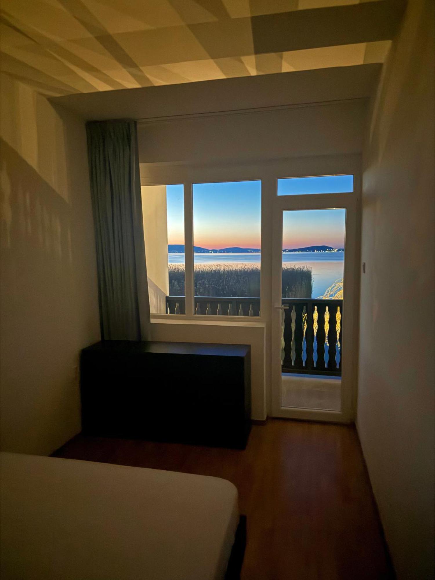 Vakantiehuis Balaton A Kertben - Balaton In The Garden - Beachfront With Beautiful View, Private