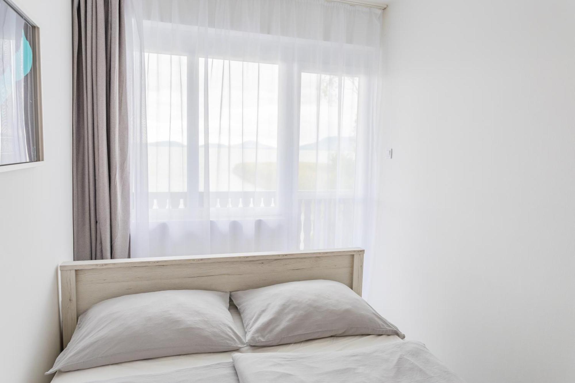 Balaton A Kertben - Balaton In The Garden - Beachfront With Beautiful View, Private Vakantiehuis Balatonfenyves